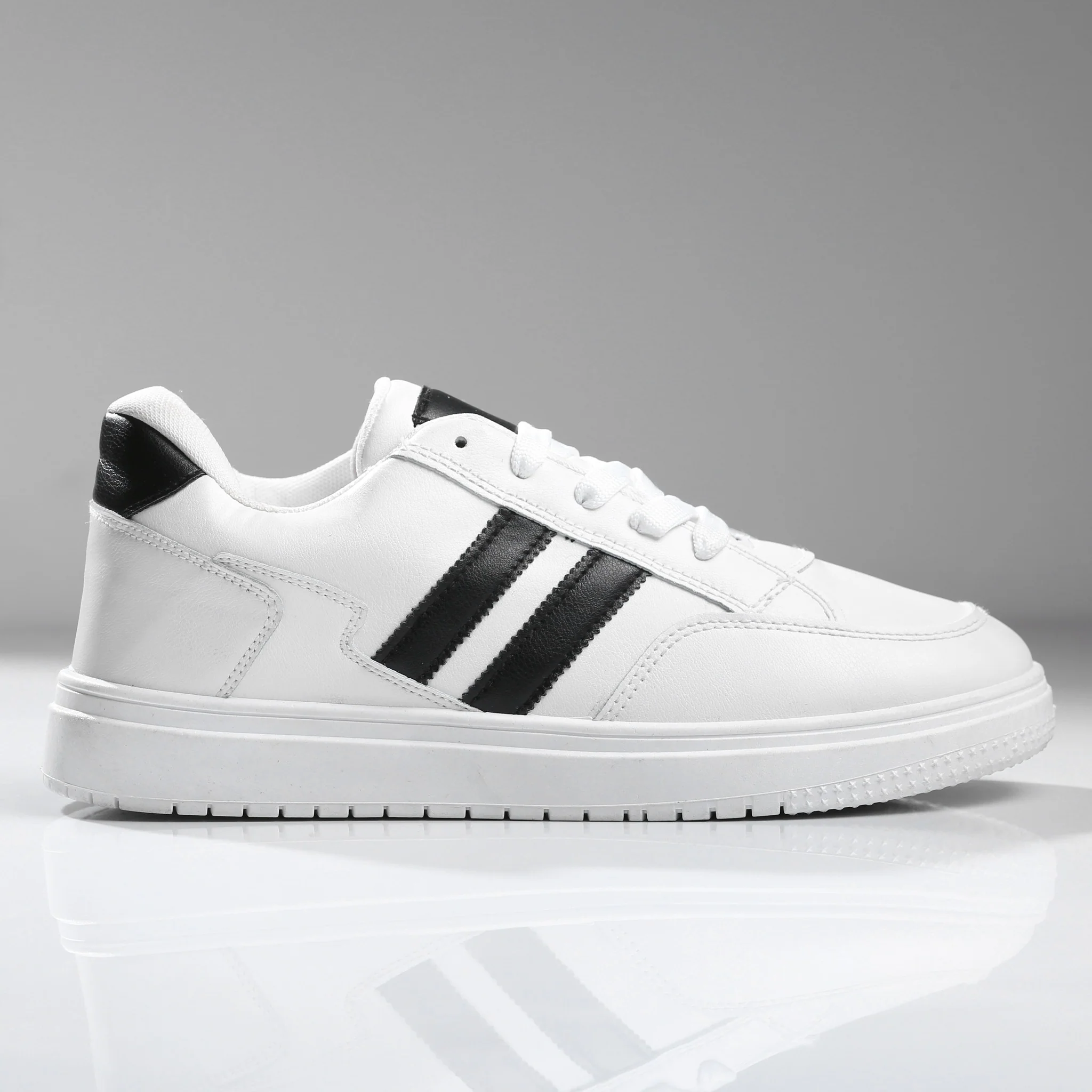 سنيكرز كاجوال ستريت جلد صناعي بريميوم – أسود/أبيض M5