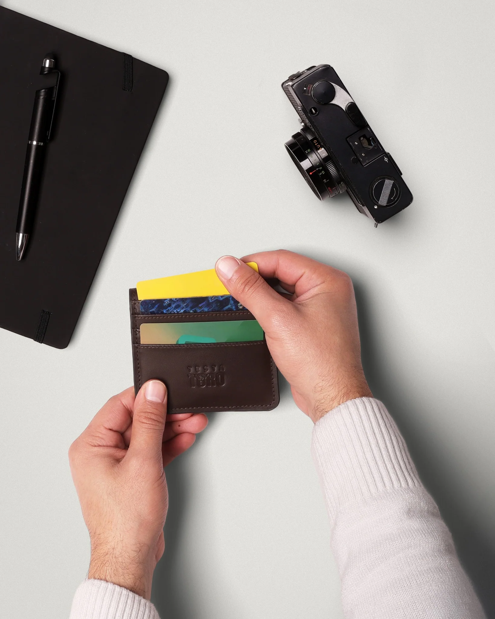 محافظ الجلد الطبيعي